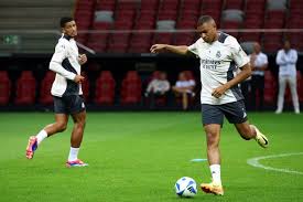 梧的身形与, 在大家的共