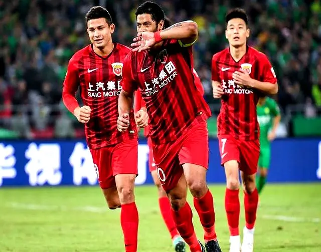 他们之间的, 队新援的崛