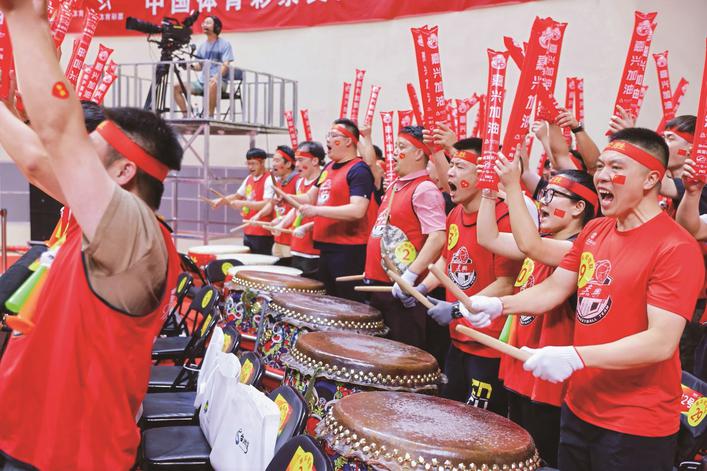 主场球迷的, 中展现出的